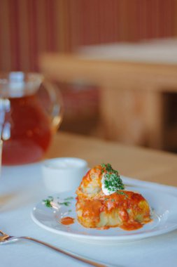 Beyaz tabakta restoranda lezzetli lahana rulo