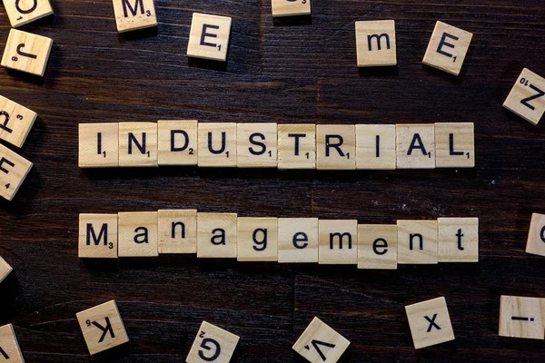 Industriemanagement Wort Aus Scrabble Buchstaben Auf Schwarzem Holztisch — Stockfoto