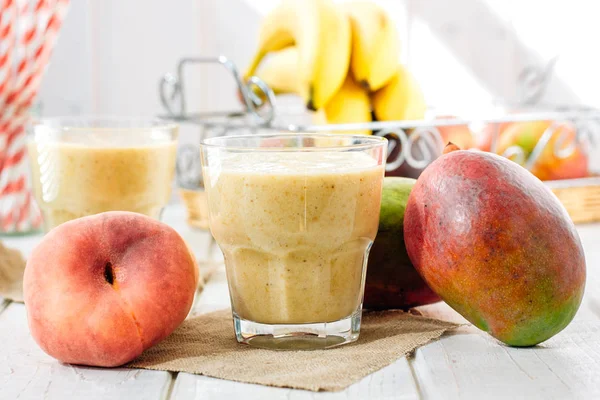 Frullato Mango Pesca Sulla Tavola Legno Con Ingredienti — Foto Stock