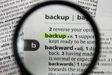 Sözlükteki sözcük veya tümcecik yedeklemesi.