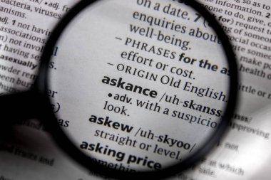 Sözcüğün veya tümceciğin sözlüğü kitaptaki göz ucuyla.