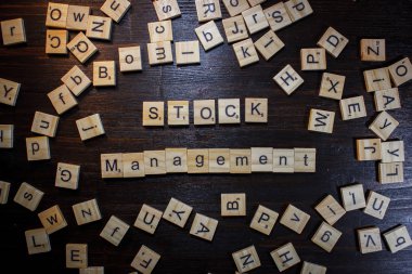 Sözcük ya da cümle Menkul Kıymetler Yönetimi siyah masa üzerinde Scrabble harflerle yapılır.