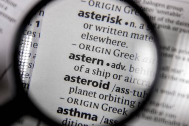 Sözcüğün veya tümceciğin sözlüğü kitaptaki geriye.