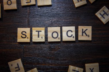 Kelime veya ifade Stok siyah tablo üzerinde scrabble harflerle yapılan.