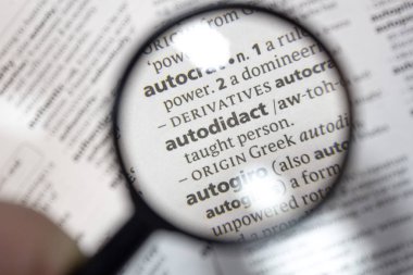 Sözlükte ifade autodidact sözcüğü.