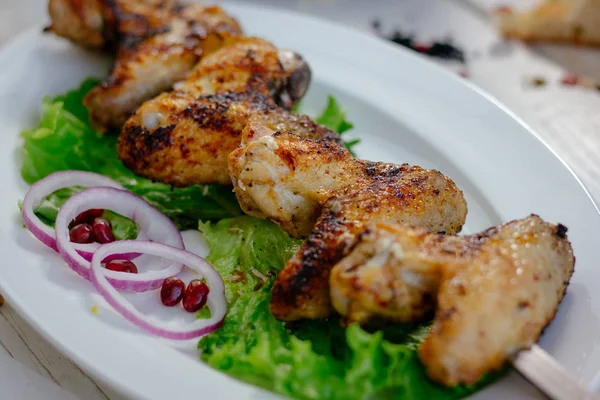 Izgara üzerine hazırlanan Chiken kanatları, ihtiyaçlarınız için harika bir görüntü.