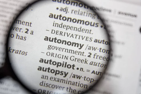 Sözlükte ifade özerklik sözcüğü.