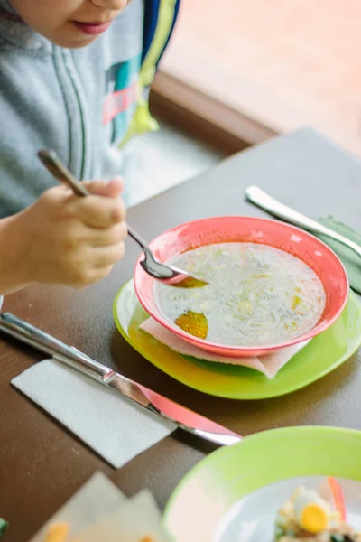 Niño Comiendo Una Sopa Gran Imagen Para Sus Necesidades — Foto de Stock
