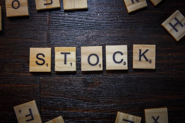 Kelime veya ifade Stok siyah tablo üzerinde scrabble harflerle yapılan.