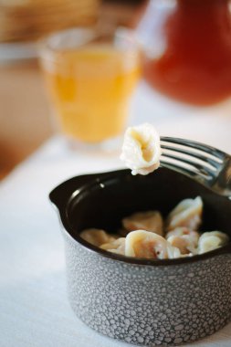 Çatal üzerinde et hamur tatlısı