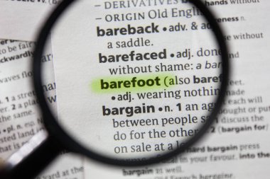 Sözlükteki kelime veya tümcecik yalınayak.