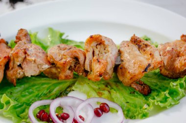 Beyaz tabakta taze barbekü eti, ihtiyaçlarınız için harika bir görüntü.