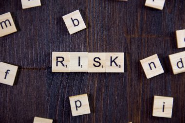 Kelime ya da deyim Risk Scrabble harfleriyle yapılır.