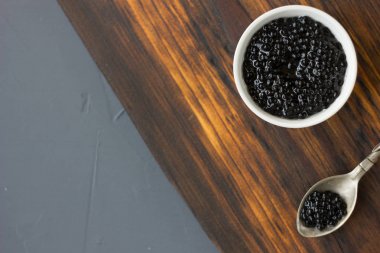 Metal bir kaşıksiyah havyar üst görünümü