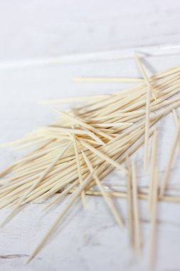 Beyaz masaüzerinde bambu diş çubukları. 