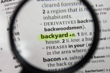 Sözlükteki sözcük veya tümcecik arka bahçe.