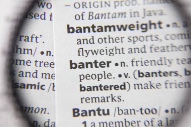 Sözlükteki sözcük veya tümcecik şakası.