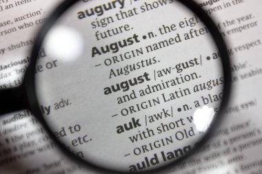 Sözlükte Ağustos deyiminin kelimesi.