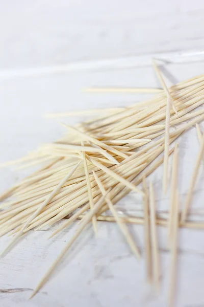 Bambusowe kije do zębów na białym stole. — Zdjęcie stockowe
