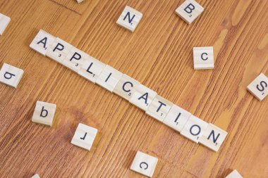 Kelime ya da cümle Uygulaması Scrabble harfleriyle yapılır.