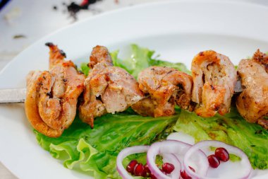 Beyaz tabakta taze barbekü eti, ihtiyaçlarınız için harika bir görüntü.