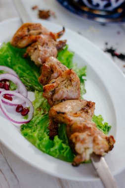 Beyaz tabakta taze barbekü eti.