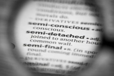 Sözlükte yarı yarıya ayrılmış sözcük ya da ifade.