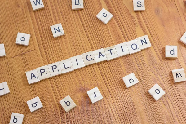 Kelime ya da ifade Uygulaması Scrabble harfleriyle yapılır, ihtiyaçlarınız için harika bir resim.