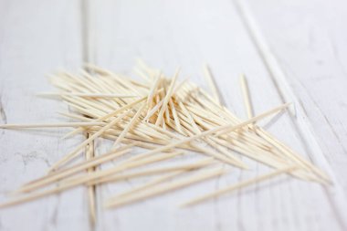 Beyaz masada bambu diş çubukları. İhtiyaçların için harika bir fotoğraf.. 