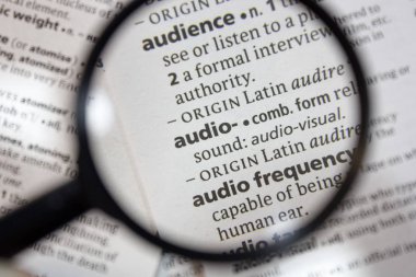 Sözlükteki tümcecik sesi sözcüğü.