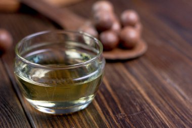Ahşap yüzey üzerinde Macadamia yağı. İhtiyaçlarınız için harika bir fotoğraf. 