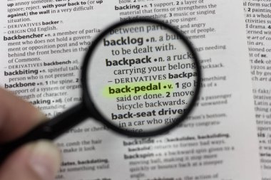 Sözlükteki sözcük veya tümcecik geri pedalı.