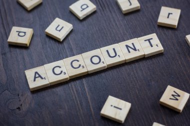 Kelime ya da cümle. Scrabble harfleriyle yapılmış hesap. İhtiyaçlarınız için harika bir görüntü..