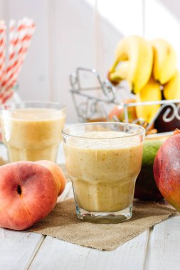 Mango ve şeftali smoothie malzemeler ahşap tablo
