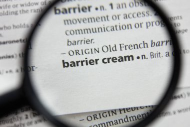 Sözlükte kelime veya ifade bariyer krem.