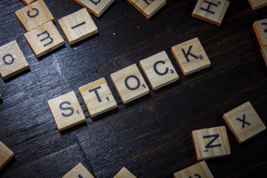 Kelime veya ifade Stok siyah tablo üzerinde scrabble harflerle yapılan.