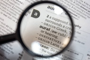 Sözlükte aural sözcüğü.