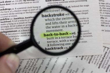 Sözlükte sözcük veya tümcecik arka arkaya.