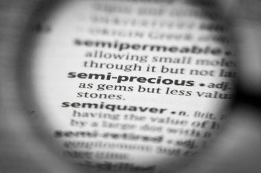 Sözlükte yarı değerli bir sözcük ya da cümle. İhtiyaçların için harika bir fotoğraf..