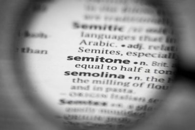 Bir sözlükte Semitone kelimesi ya da cümlesi. İhtiyaçların için harika bir fotoğraf..