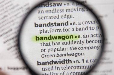 Sözlükteki sözcük veya tümcecik çoğunluğa.