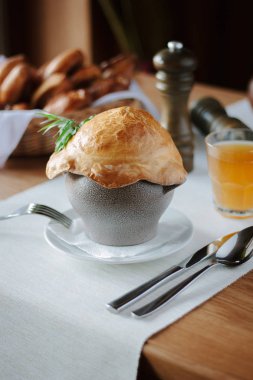 Bir tencerede sebzeler ve kepli ekmek.