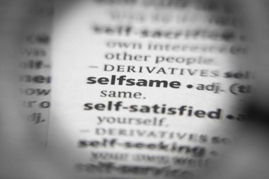 Bir sözlükte sözcük ya da cümle kendisi aynıdır. İhtiyaçların için harika bir fotoğraf..