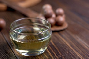 Ahşap yüzey üzerinde Macadamia yağı. İhtiyaçlarınız için harika bir fotoğraf. 