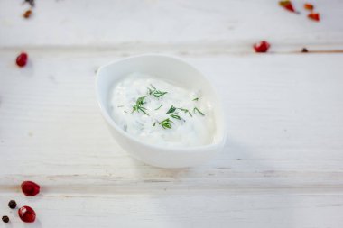 Otlu beyaz sos, ihtiyaçların için harika bir imaj..