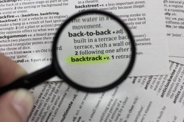 Sözlükteki sözcük veya tümcecik geri dönüş.