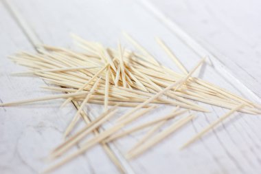 Beyaz masada bambu diş çubukları. İhtiyaçların için harika bir fotoğraf.. 