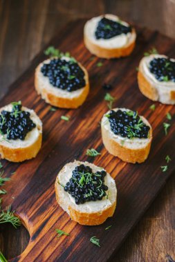 Meze olarak Noel tablo - siyah havyar ekmek parçaları üzerinde