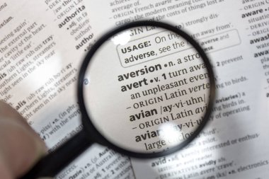 Sözlükte ifade önle sözcüğü.