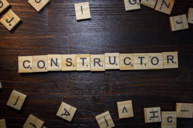 Sözcük ya da tabir Yapımcısı siyah masanın üzerindeki Scrabble harfleriyle yapılmış.